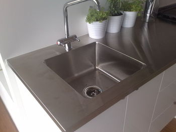 Stainlesssteelbenchw1.jpg